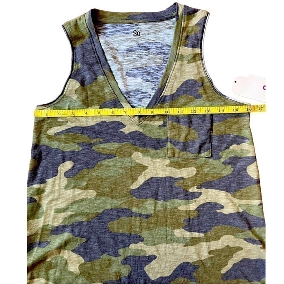 𝅺NWT SO V-Neck Olive Camo Print Pocket Tank Top Size X-Small - Picture 9 of 10